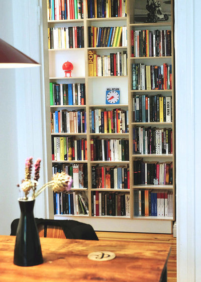 Современный Семейная комната Bookshelf Katja Schweitzberger