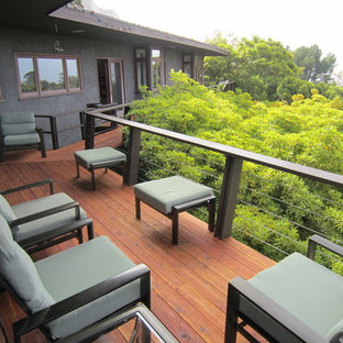 ロサンゼルスの中サイズのミッドセンチュリースタイルのおしゃれな裏庭のデッキ (日よけなし) の写真