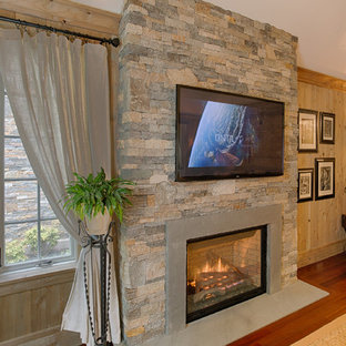 Mittelgroßes, Repräsentatives, Offenes Mediterranes Wohnzimmer mit bunten Wänden, dunklem Holzboden, Hängekamin, Kaminsims aus Stein, Wand-TV und braunem Boden in Boston