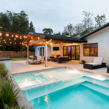 Outdoor Paradise: Pool, Fire Features & Lounge Area
