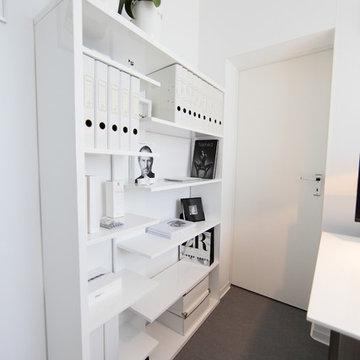 Häusliches Arbeitszimmer in Weiß