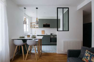 Photo of a contemporary kitchen in Paris.