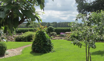 Grön trädgård på landet