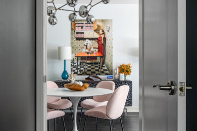 Idées déco pour une salle à manger ouverte sur la cuisine moderne de taille moyenne avec un mur gris, parquet foncé et un sol marron.