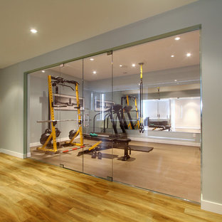 エドモントンの中サイズのコンテンポラリースタイルのおしゃれなトレーニングルーム (グレーの壁、コルクフローリング、ベージュの床) の写真