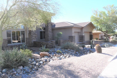 Photo of a traditional landscaping in Phoenix.