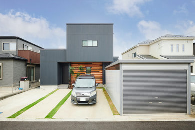 Imagen de fachada de casa gris minimalista de dos plantas con tejado plano