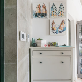 Idées déco pour une petite porte d'entrée éclectique avec un mur blanc, un sol en carrelage de céramique, une porte simple, une porte marron et un sol multicolore.