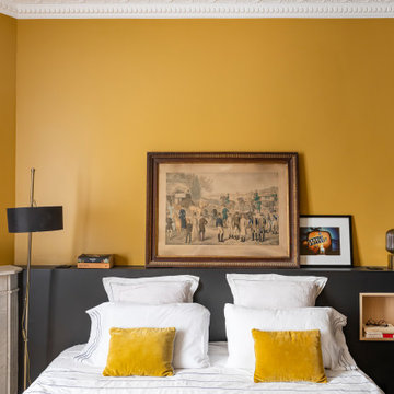 La chambre parentale avec sa tête de lit et ses rangements