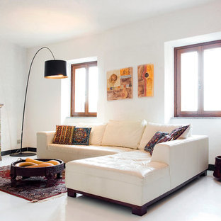 Ejemplo de salón mediterráneo con paredes blancas y suelo blanco