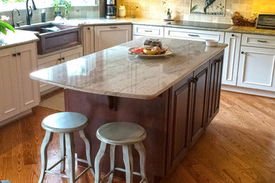 Kitchen - traditional kitchen idea in Philadelphia