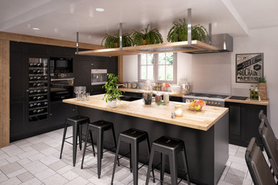 Cette image montre une cuisine urbaine avec un plan de travail en bois, une crédence grise, un électroménager noir, îlot, un plan de travail beige et un plafond en bois.