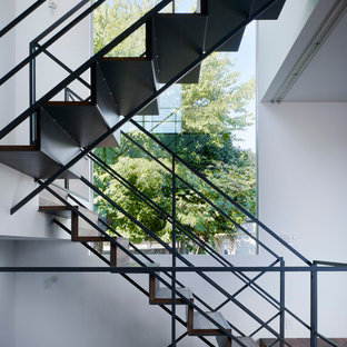 他の地域の木のインダストリアルスタイルのおしゃれな折り返し階段 (木の蹴込み板) の写真