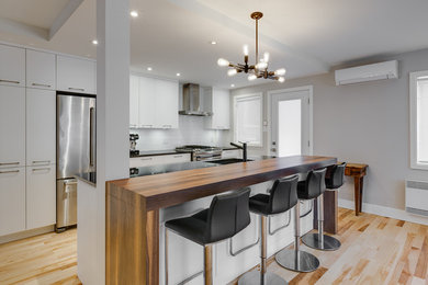 Inspiration for a modern kitchen remodel in Montreal