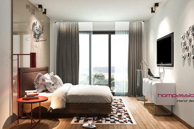 Kleines Modernes Hauptschlafzimmer ohne Kamin mit grauer Wandfarbe und hellem Holzboden in Sonstige