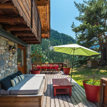 Chalet de montagne en Vanoise : terrasse en bois avec mobilier sur mesure