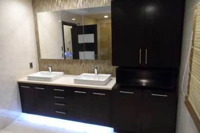 Example of a powder room design in New York