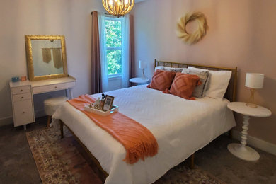 グランドラピッズにあるトランジショナルスタイルのおしゃれな寝室のレイアウト