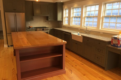 Imagen de cocinas en L clásica renovada de tamaño medio abierta con armarios estilo shaker, puertas de armario grises, encimera de granito y una isla