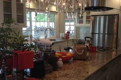 Kitchen - traditional kitchen idea in San Diego