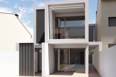 Ejemplo de fachada de casa pareada blanca minimalista de tamaño medio de dos plantas con revestimiento de estuco y tejado plano