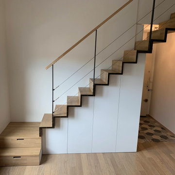 Un escalier avec des rangements sur-mesure