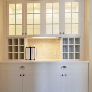 Zweizeilige, Kleine Klassische Küche ohne Insel mit Vorratsschrank, Waschbecken, Schrankfronten im Shaker-Stil, weißen Schränken, Quarzit-Arbeitsplatte, Küchenrückwand in Gelb, Rückwand aus Steinfliesen, Küchengeräten aus Edelstahl und Porzellan-Bodenfliesen in New York