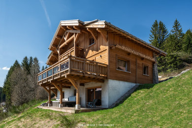 Cette image montre une façade de maison chalet en bois.