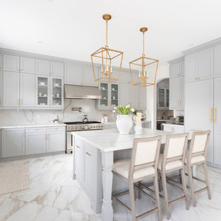 Aménagement d'une très grande arrière-cuisine classique en L avec un placard à porte plane, des portes de placard en bois brun, un plan de travail en granite, une crédence blanche, un îlot central, un sol multicolore et un plan de travail bleu.