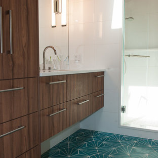 Immagine di una stanza da bagno padronale minimalista con ante lisce, piastrelle bianche, pavimento in cementine, lavabo sottopiano, top in quarzo composito, pavimento turchese, porta doccia a battente e pareti bianche