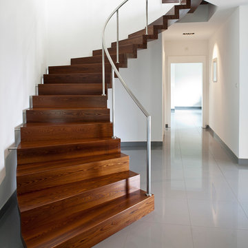 Moderne Faltwerktreppe gebogen
