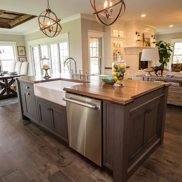 Farmhouse Kitchen with White Farmhouse Sink in Island
