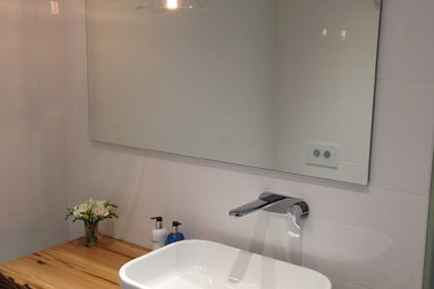 Inspiration for a mid-sized modern master bathroom in Sydney.