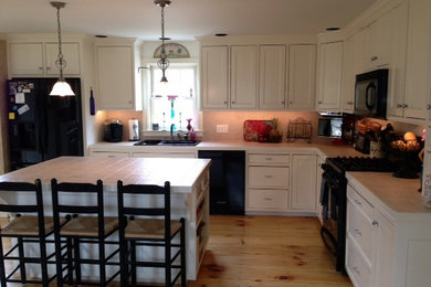 Kitchen - traditional kitchen idea in Burlington