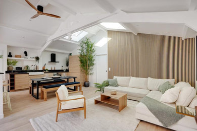 Exemple d'une grande salle de séjour moderne en bois ouverte avec poutres apparentes, parquet clair et un sol beige.
