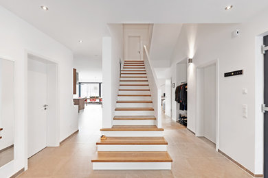 Gerade, Mittelgroße Skandinavische Holztreppe in Düsseldorf