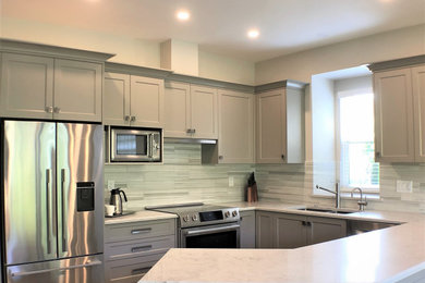 Transitional kitchen photo in Vancouver
