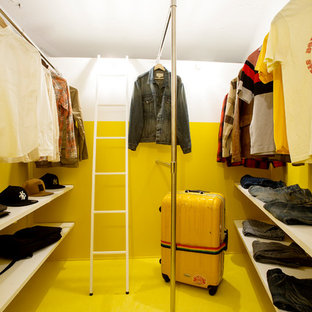 モダンスタイルのおしゃれな収納・クローゼット (黄色い床) の写真