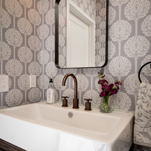 Foto di un piccolo bagno di servizio country con consolle stile comò, ante in legno bruno, WC a due pezzi, piastrelle marroni, piastrelle in terracotta, pareti grigie, pavimento in mattoni e lavabo integrato