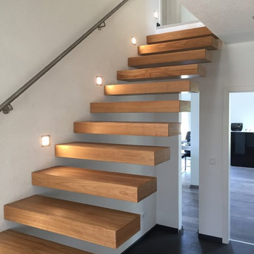 Kragarmtreppe mit Edelstahlgeländer