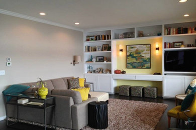 Example of a transitional living room design in Grand Rapids