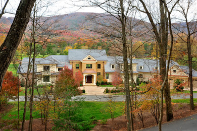 Example of an exterior home design in Cincinnati