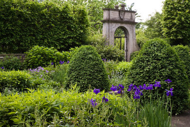 This is an example of a traditional landscaping in Chicago.