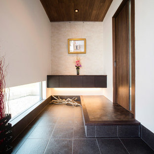 他の地域のコンテンポラリースタイルのおしゃれな玄関 (白い壁、グレーの床) の写真