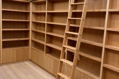 Example of a classic home office design in New York