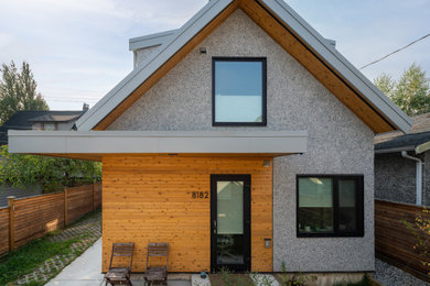 Zweistöckiges Modernes Einfamilienhaus mit Putzfassade, grauer Fassadenfarbe, Satteldach und Schindeldach in Vancouver