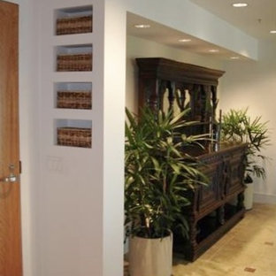 Idéer för att renovera en mellanstor eklektisk foajé, med kalkstensgolv och mellanmörk trädörr