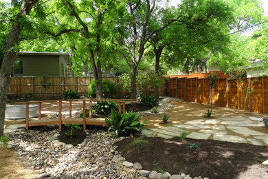 Imagen de jardín de secano actual grande en patio trasero con exposición parcial al sol y gravilla