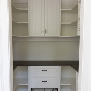 Mittelgroße Rustikale Küche ohne Insel in U-Form mit Vorratsschrank, Schrankfronten im Shaker-Stil, weißen Schränken, Laminat-Arbeitsplatte, hellem Holzboden, braunem Boden und brauner Arbeitsplatte in Atlanta