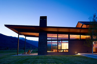 Photo of a contemporary home in Jackson.